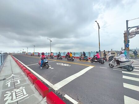 
新灣橋為台南市永康及新化區往返的重要橋梁，歷時逾2年改建完成，18日舉行竣工通車典禮。（曹婷婷攝）
