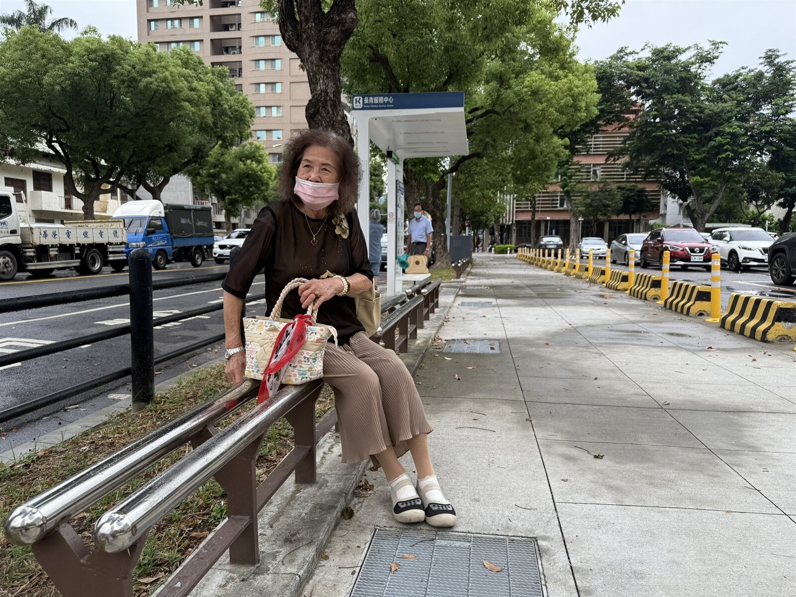 高雄市去年初在四維二路上打造「行人及高齡友善示範區」,還首創座椅式護欄,讓長者步行時坐下歇息,深獲好評,目前全市僅只一處。記者宋原彰/攝影