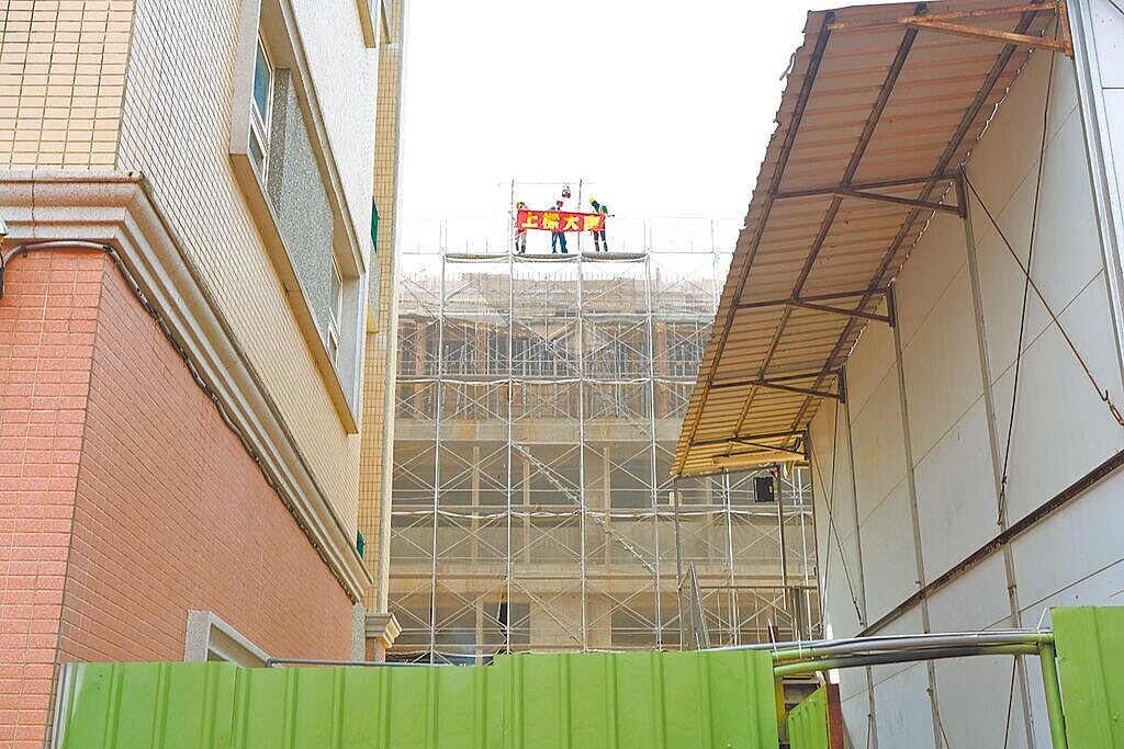 二重國民中學新設校興建工程18日舉行上梁典禮,工程預計於明年8月竣工啟用。(新竹縣政府提供/邱立雅竹縣傳真)