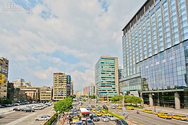 承德路一直是車站商圈的交通要道之一，與市民大道交叉口，圖右為京站時尚廣場，左為停車場。（圖文／好房News記者 陳韋帆）