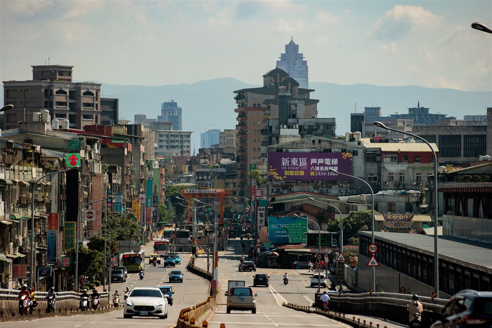 北市街頭不少廣告物林立,但建管處2018年核准、核備385件大小型廣告物許可案中,9成4無法掌握民眾繼續使用與否,審計報告要求改善。此為北市街景示意圖。本報系資料照/記者曾原信攝影