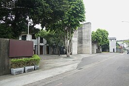 景美人權文化園區位於新店區秀朗橋頭，台灣知名的美麗島大審判就是在這裡舉行，也曾是關政治犯的地方，經過重新整理後，成為記錄、展示台灣人權過往與未來的實體展覽園區。