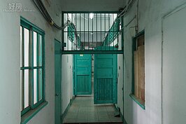 厚重的木門與堅固的鐵牢，雖然已經人去樓空，卻也不難感受到當年沈重又無希望的氛圍。