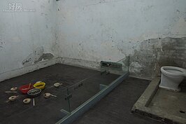 當年政治犯之多，一間小小不到三坪的牢房擠了七八個人，毫無隱私可言。