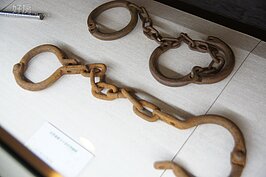 腳鐐、手銬都是當年曾經使用過的刑具，看起來格外令人怵目驚心。