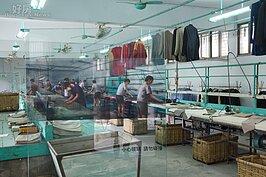 龐大的政治犯是最好的勞動來源。政治犯在襖熱的天候中，以燙洗衣物換得小小自由與微薄收入。