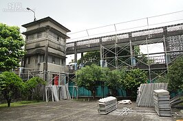 小小的放風區，四周都是高聳的監視塔。