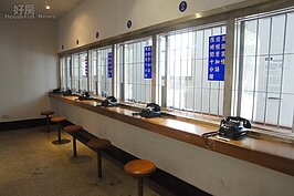 政治犯雖然不禁止親友探視，但是一舉一動任何一句話都受到監視。