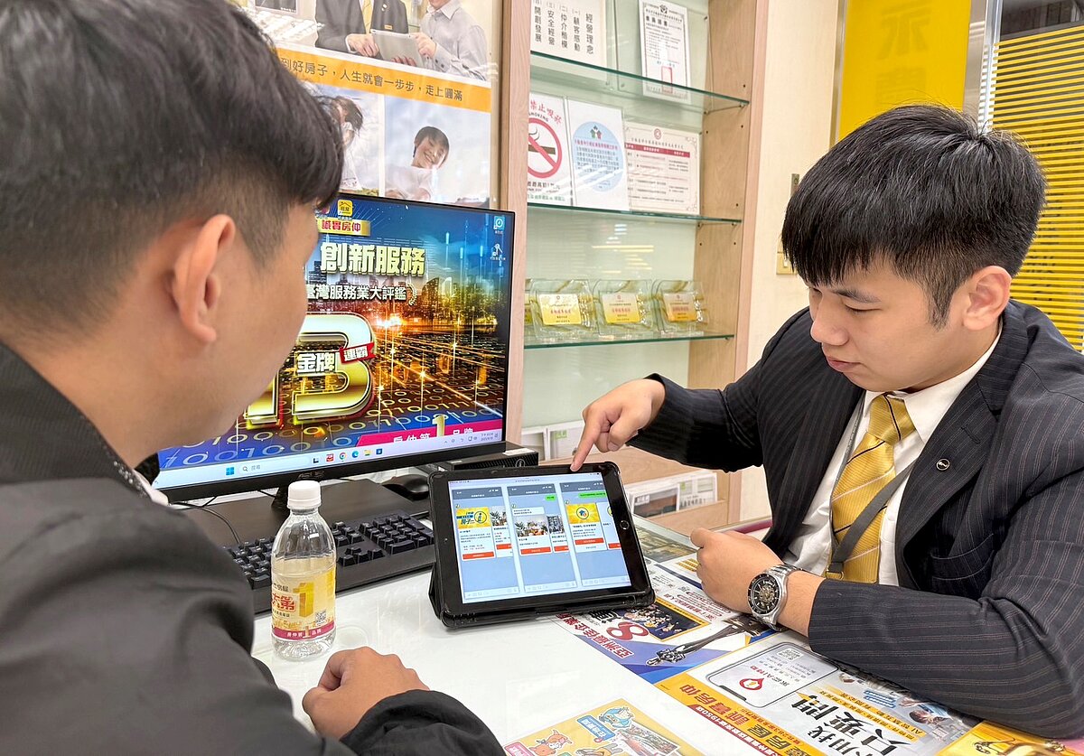 永慶房屋經紀人員宋家豪(圖右)為客戶建立「i特助買屋服務群組」,讓服務不因距離而中斷。圖/永慶房產集團提供
