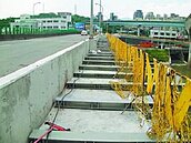 不用扛車了　南湖大橋增設單車道