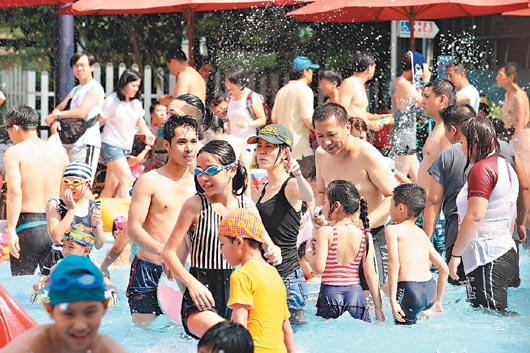 氣溫持續創新高，台北昨天氣溫直逼38℃，台北自來水園區的戲水池人滿為患。記者陳立凱／攝影