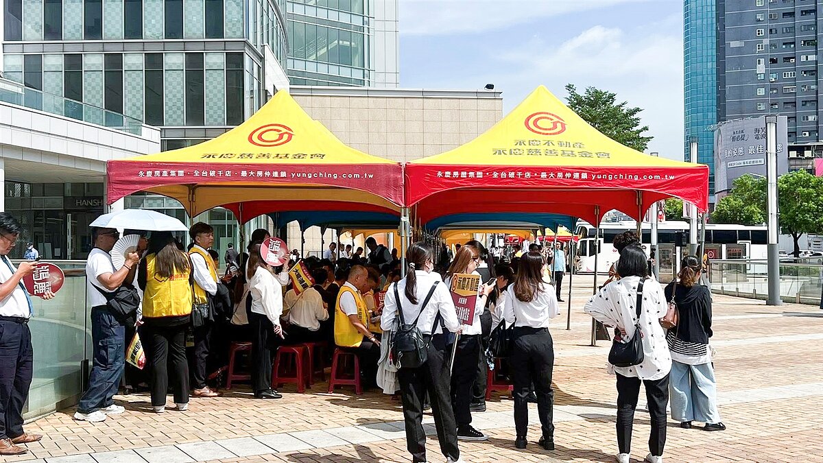 永慶加盟四品牌高雄區經管會今年特別安排3台捐血車、捐血Line群組,讓民眾掌握排隊進度,提升捐血意願。圖/永慶房產集團提供