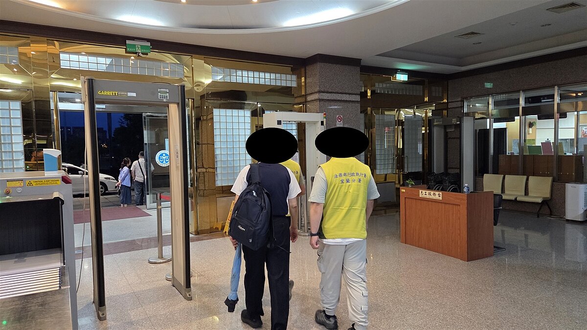 已停止營運的福和客運公司滯納勞健保等費用,行政執行署宜蘭分署認為有履行可能但不履行,且處分隱匿應供強制執行的財產,聲請管收吳姓負責人獲准。圖/宜蘭分署提供