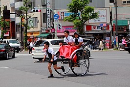 到晴空塔登高望遠前，不妨先到淺草體驗人力車的舊日本風情。