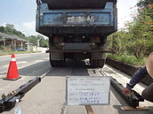 全線撓度試驗　仁武區義大二路多處路段崎嶇