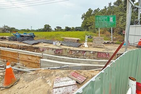 苗栗縣竹南鎮公義路至頭份市信義路聯絡道拓寬工程近日動工,發現疑似史前山佳遺址,已暫停施工並剷除表土確認影響範圍。(呂麗甄攝)