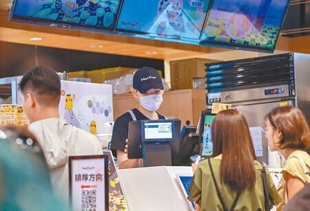 
勞方希望最低工資調幅底限3％，但商總榮譽理事長賴正鎰表示，若一定要調整，最好不要超過3％。圖為美食街員工工作情形。（本報資料照片）
