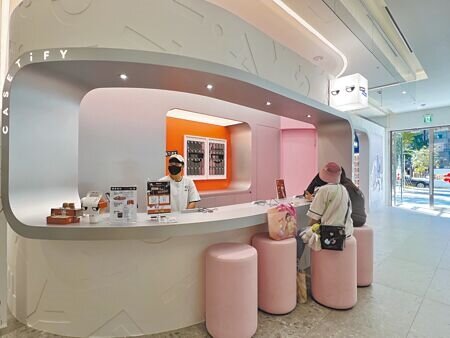 遠東Garden City新型複合店CASETiFY STUDiO,首度結合人氣可頌專賣店「Creaminal」。(吳奕萱攝)