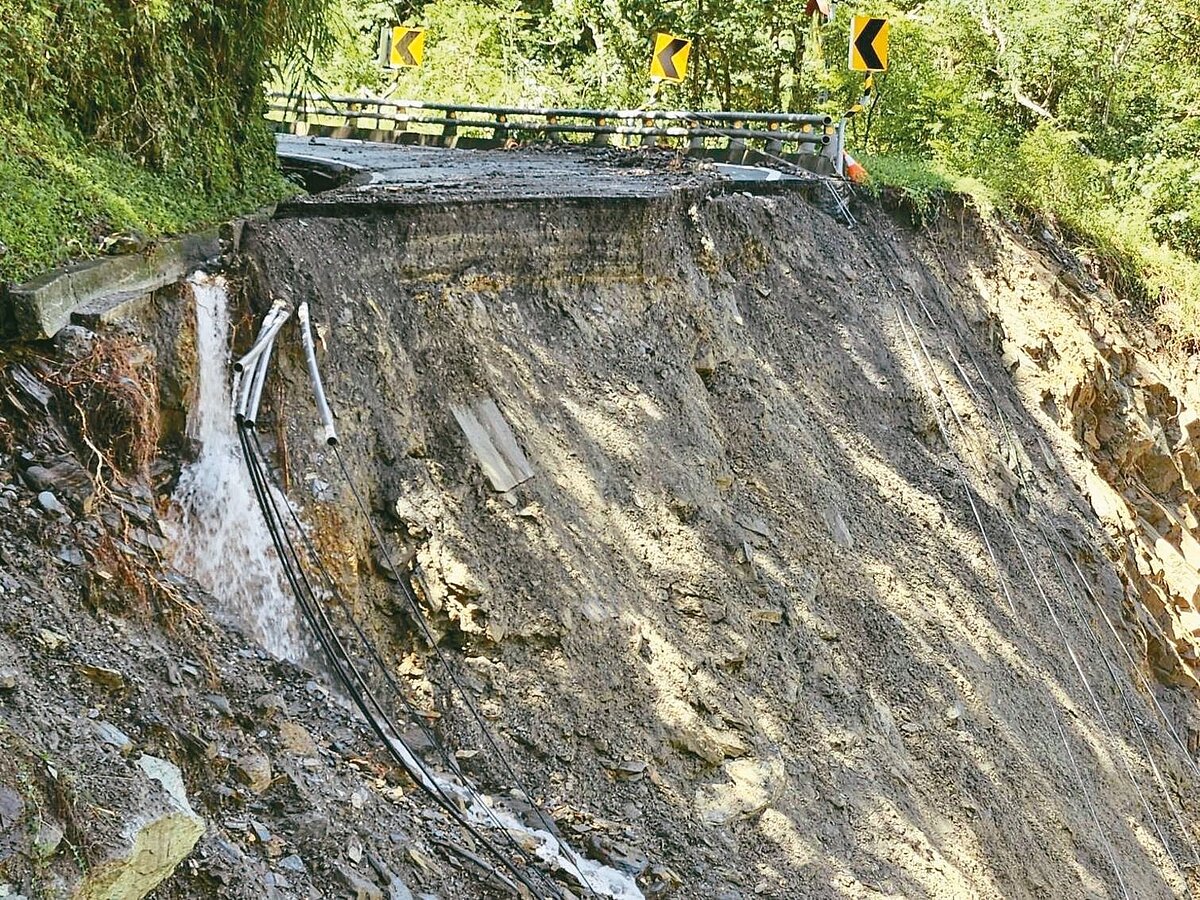 南橫公路東段累積雨量達1000毫米,台20線189公里新武路段長達60公尺路面消失不見,預計30日搶通。圖/關山工務段提供