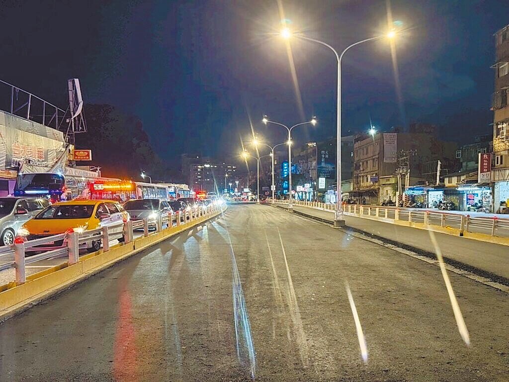 配合公館圓環拆除，北市交工處也調整學府里聚落的車行動線。圖／台北市新工處提供