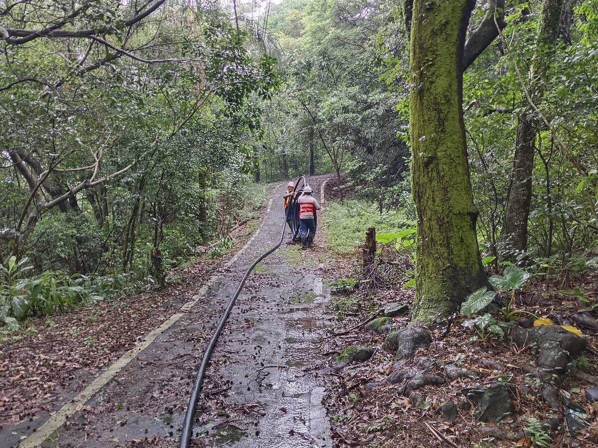 新北市政府水利局補助石門區公所219萬元,興建的4座5噸水塔及鋪設5462公尺簡易自來水管線,石門區山溪里山區的84戶居民,今夏已有穩定與便利的用水。圖/新北水利局提供