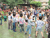 祖父母顧自己孫　符合保母訓練資格可獲補助