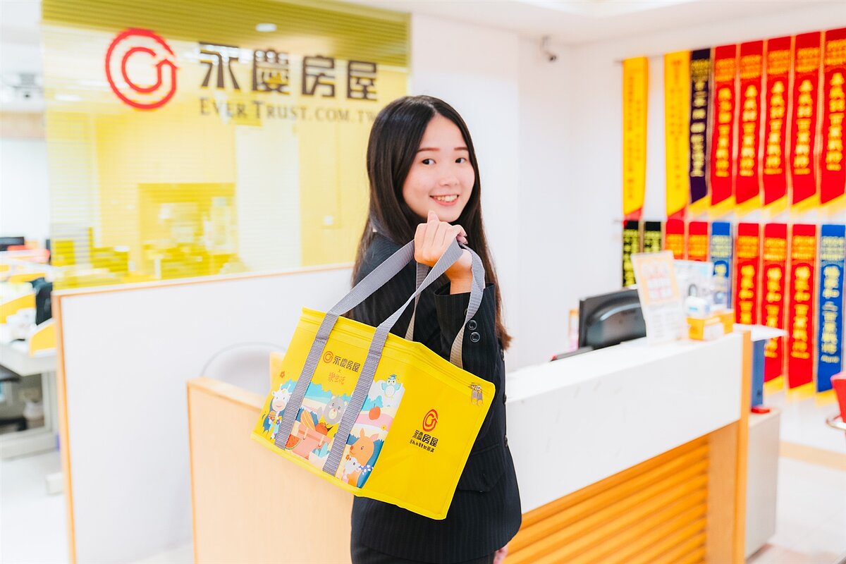 中秋佳節將近,永慶房屋推出「幸福同樂保冷袋」,守護您的美味食物與飲品,讓團聚時光更加盡興。圖/永慶房屋提供