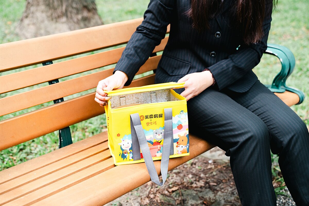 永慶房屋慶祝中秋節,推出「幸福同樂保冷袋」,掀蓋式設計讓您快速取放食物與飲品。圖/永慶房屋提供