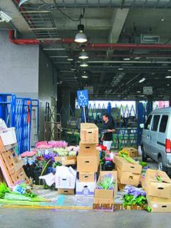 內湖花市1樓停車格常遭占用,連身障車位也成為分貨區而無法停車。圖/陳孋輝提供