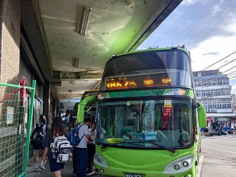 連假期間搭乘指定84條國道客運路線可享平日優惠票價或票價85折優惠。圖：中壢監理站提供