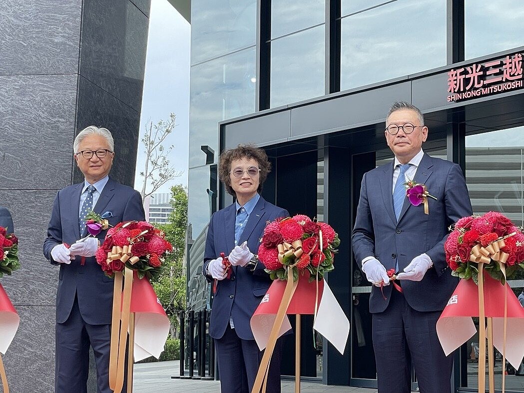 新光三越台南小北門店26日開幕,新光三越董事長吳東昇(左起)、臺南市副市長趙卿惠與新光三越董事長暨總經理吳昕陽與會。圖/業者提供