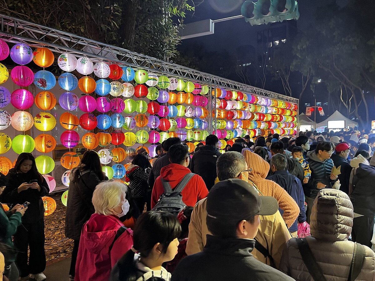 2024桃園燈會吸引165萬人次參觀,但交通與人潮動線曾被詬病,明年燈會同樣在此,民代呼籲市府謹慎面對。圖/聯合報系資料照