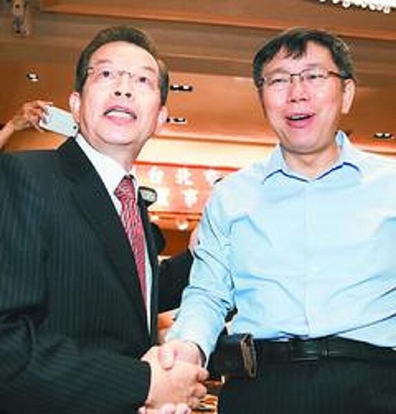 行政院前院長謝長廷(左)昨天新任北市銀髮族協會理事長,市長參選人柯文哲(右)出席交接餐會。記者林伯東/攝影