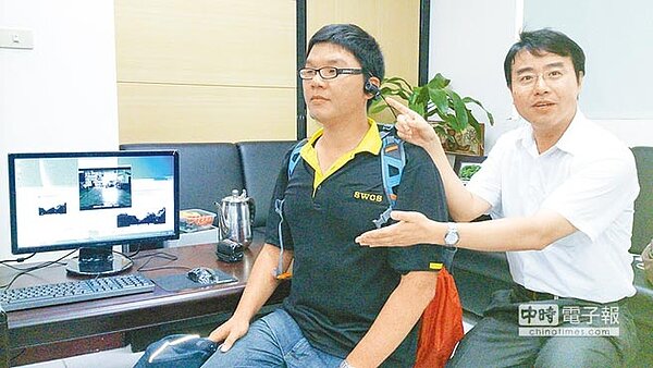 水利局啟動即時影像傳輸系統,透過移動式攝影機可深入淹水災區拍影片立即回傳救災中心。(周曉婷攝)