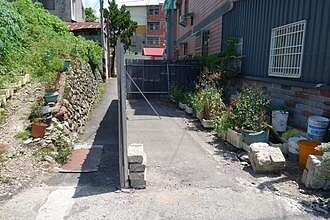 地主用鐵皮圍籬封路,引發附近鄰居不滿。