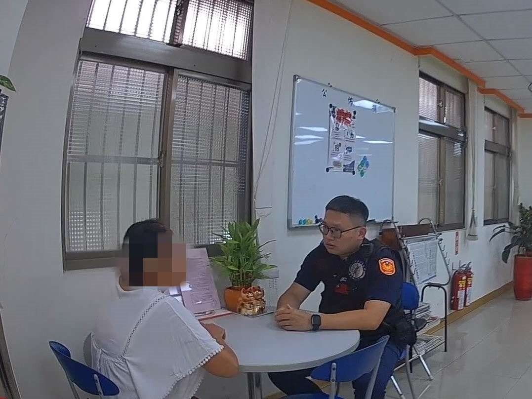 趙婦前一日才因為被網友誘騙「投資黃金」,沒想到隔日竟再度前往同一間分行。圖:警方提供