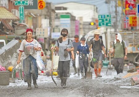 
馬太鞍溪堰塞湖溢流重創光復市區，大批志工人手一把鏟子，赴災區協助民眾清理家園。（范揚光攝）
