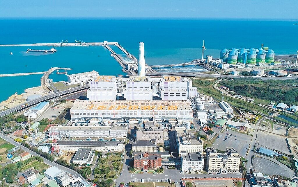 經濟部能源署26日公布最新版「全國電力資源供需報告」，提出未來10年用電需求評估與電源開發規畫。圖為林口發電廠。（台電提供）