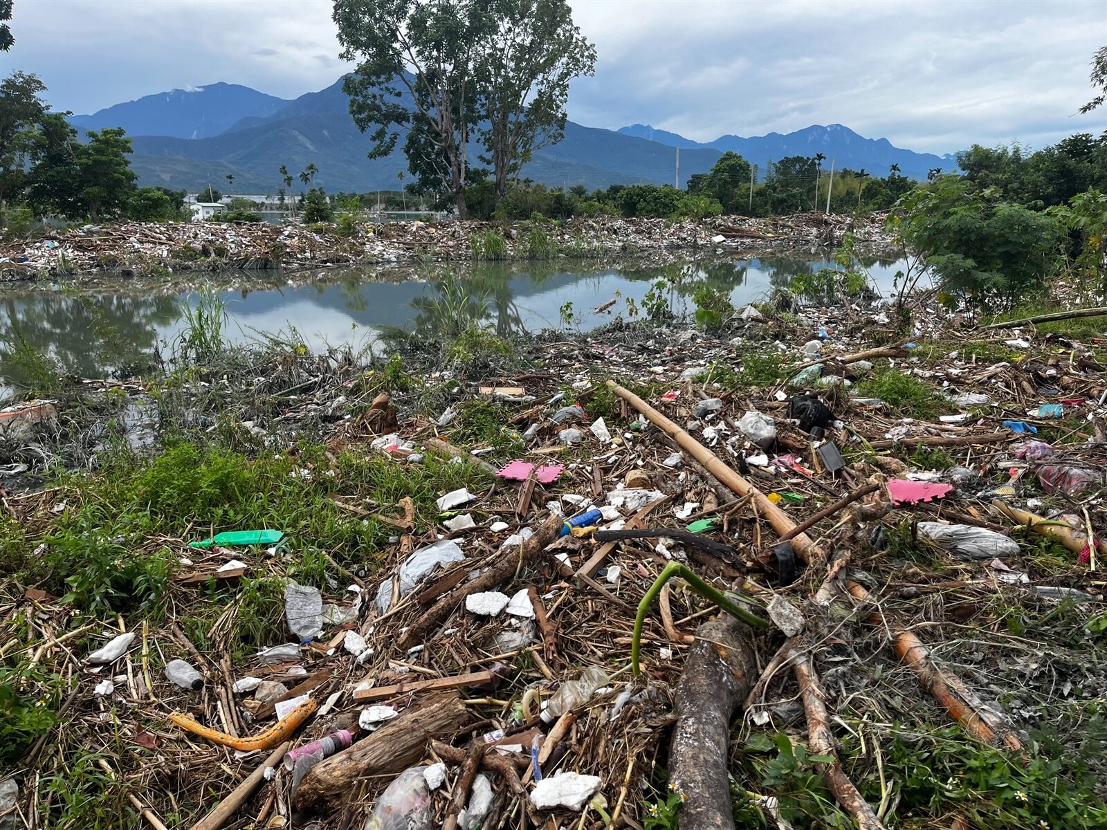 花蓮光復鄉持經過洪水大量沖刷後，大量垃圾在農田堆積，毀掉農民良田。記者王思慧／攝影 