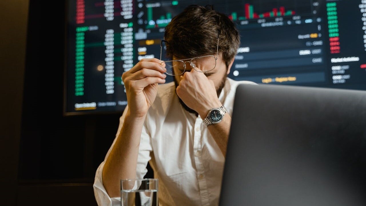 ▼原PO表示自己嘗試投資期貨,卻在一天內就慘賠14萬,不僅之前的獲利全數歸零,甚至還要倒貼本金。(示意圖,非新聞當事人/取自<a href="https://www.pexels.com/zh-tw/photo/7567537/"><span style="color:#000000;">Pexels</span></a>)