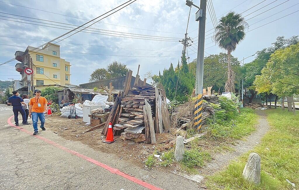 新竹市客雅大道湖濱里附近1處公有地遭惡意棄置各種營建廢棄物,環保局追查後發現為附近居民堆置雜物,要求立即清理。圖/新竹市政府提供
