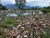 惡臭連三天！光復鄉農田被數百噸廢棄物掩埋　農民欲哭無淚