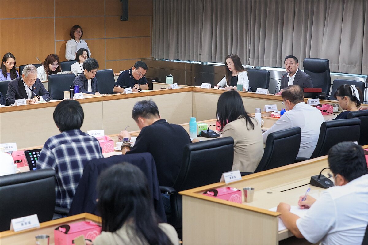 勞動部召開最低工資審議會，邀請勞、資、政、學四方委員共同審議，勞動部部長洪申翰（後排右一）擔任召集人。圖／記者林伯東攝影
