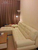 客廳走簡約風，白色牛皮沙發搭配白牆。