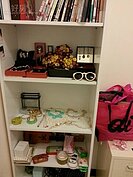 一旁的收納櫃擺放著項鍊飾品與書籍。
