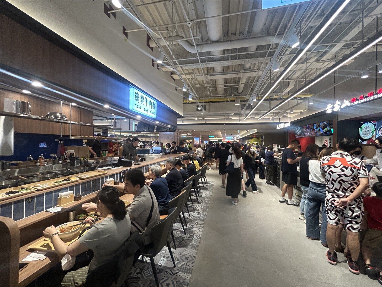 新光三越台中中港店12樓美食街,復業首日相當熱鬧。記者江佩君/攝影