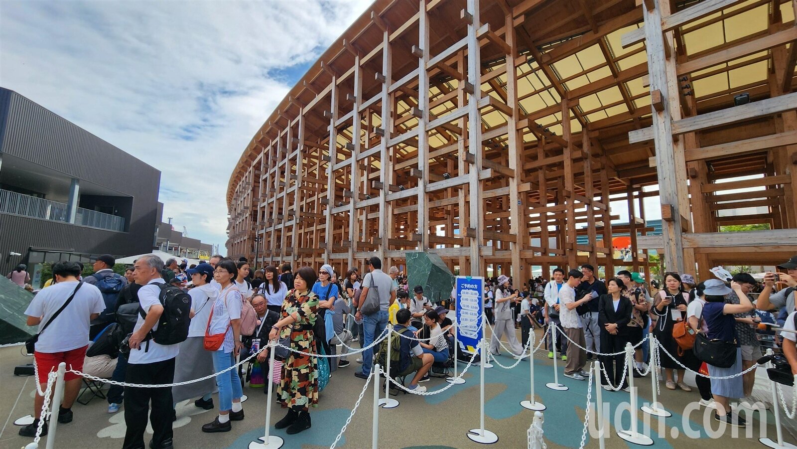 園區唯一以科技為主題的台灣館「TECH WORLD」人氣爆棚,一早就有上千人排隊,需排隊3至4小時才能入館。記者胡瑞玲/攝影