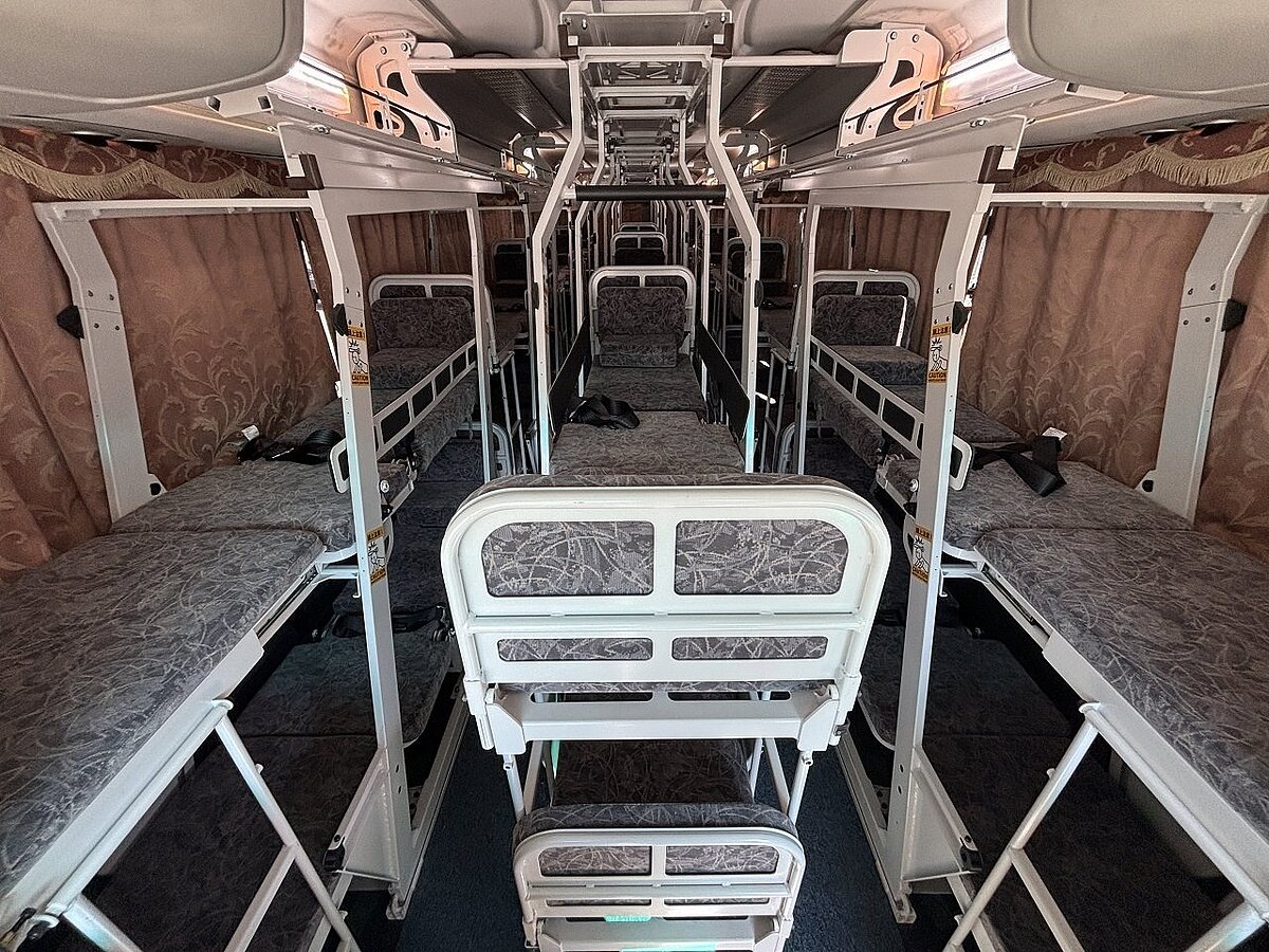 外國觀光客前往日本旅遊時，有些人會選擇搭乘夜行巴士，但乘坐體驗往往令人感到疲憊。日本「高知站前觀光」巴士公司將於12月開辦全國首條臥鋪夜行巴士路線。照片擷取自 X / tak_goto43