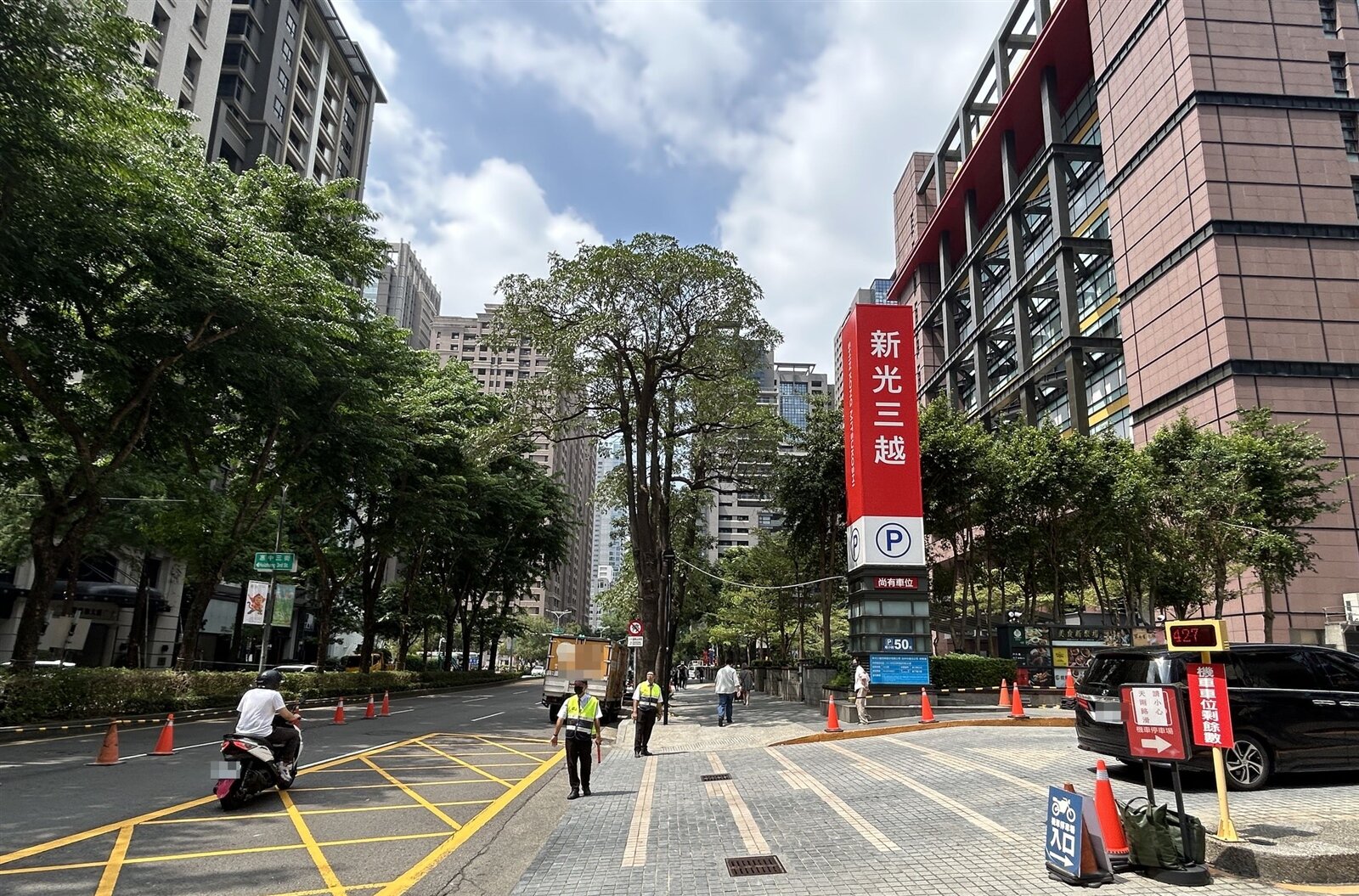 台中新光三越百貨今恢復營業,遇連假首日,市政北七路不見排隊車潮,路邊紅線違停貨車全被開單。記者趙容萱/攝影