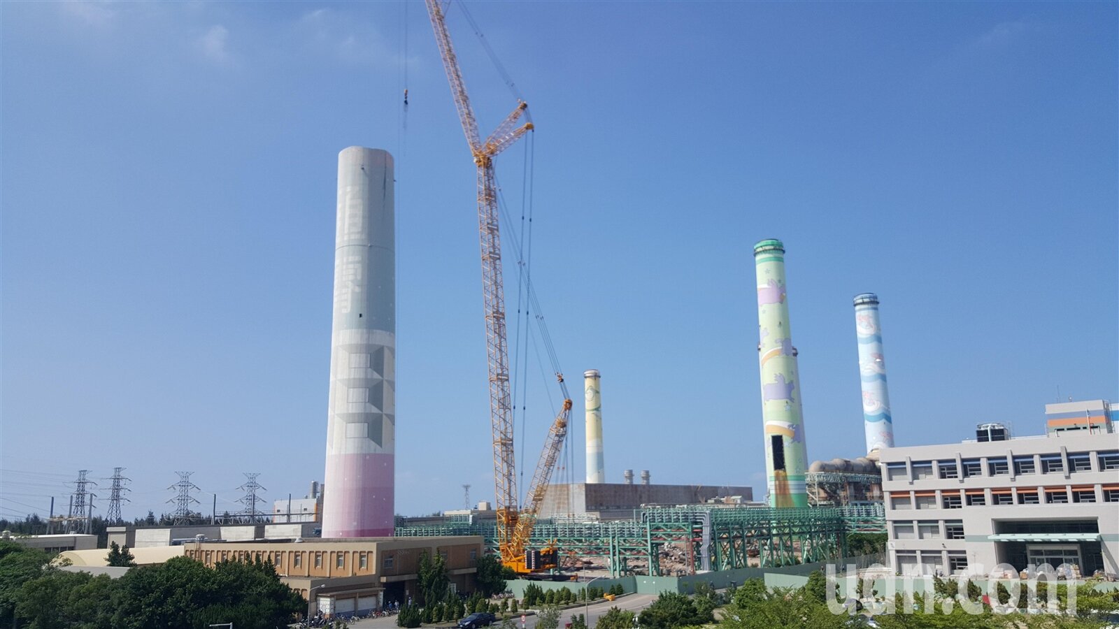 通霄火力發電廠1至3號舊機組煙囪2019年進行拆除作業，2號機煙囪（右二）以砍樹方式拉倒。聯合報資料照／記者胡蓬生攝影 